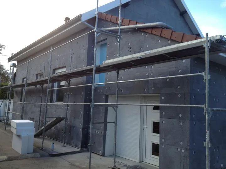 Chantier d'isolation par l'extérieur sur une maison
